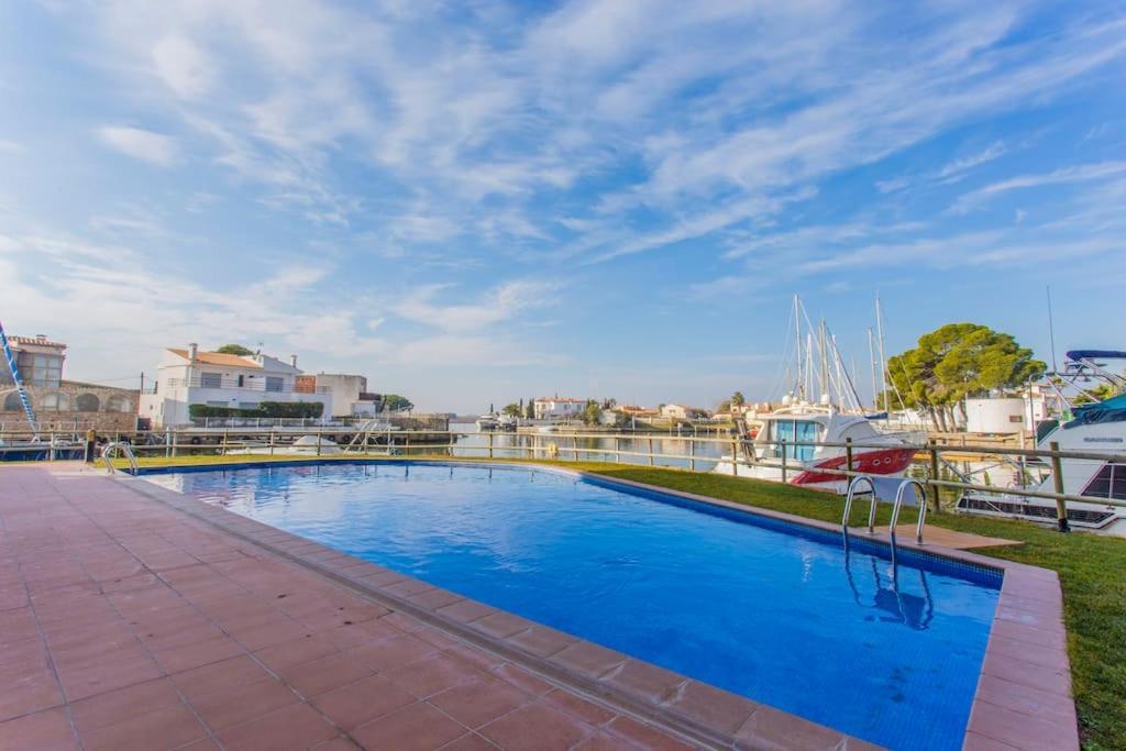 Piso De 2 Habitaciones, 3 Piscinas Y Cerca Del Mar Ρόζες Εξωτερικό φωτογραφία