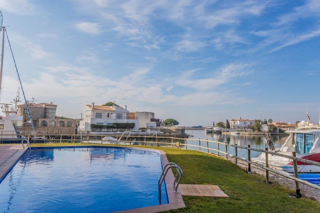 Piso De 2 Habitaciones, 3 Piscinas Y Cerca Del Mar Ρόζες Εξωτερικό φωτογραφία