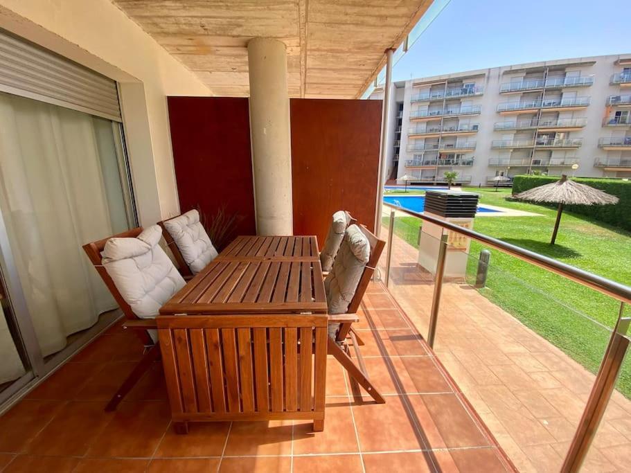Piso De 2 Habitaciones, 3 Piscinas Y Cerca Del Mar Ρόζες Εξωτερικό φωτογραφία